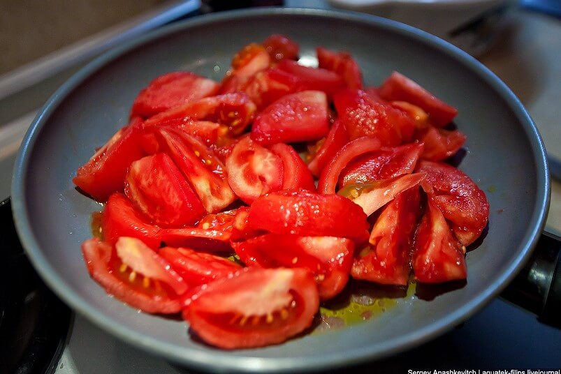 Яичница с томатами и стручковой фасолью