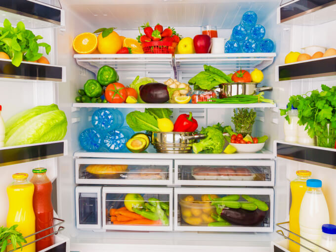 Как устранить неприятный запах в холодильнике