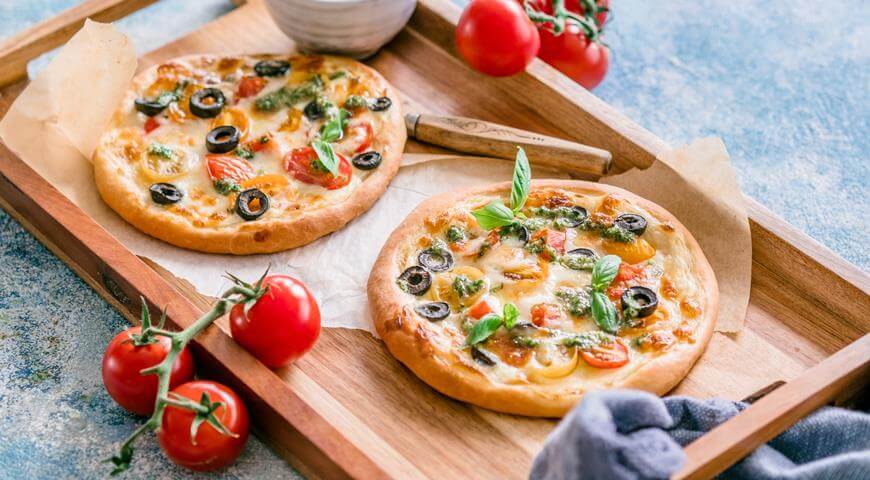 Мини-пицца с маслинами и томатами