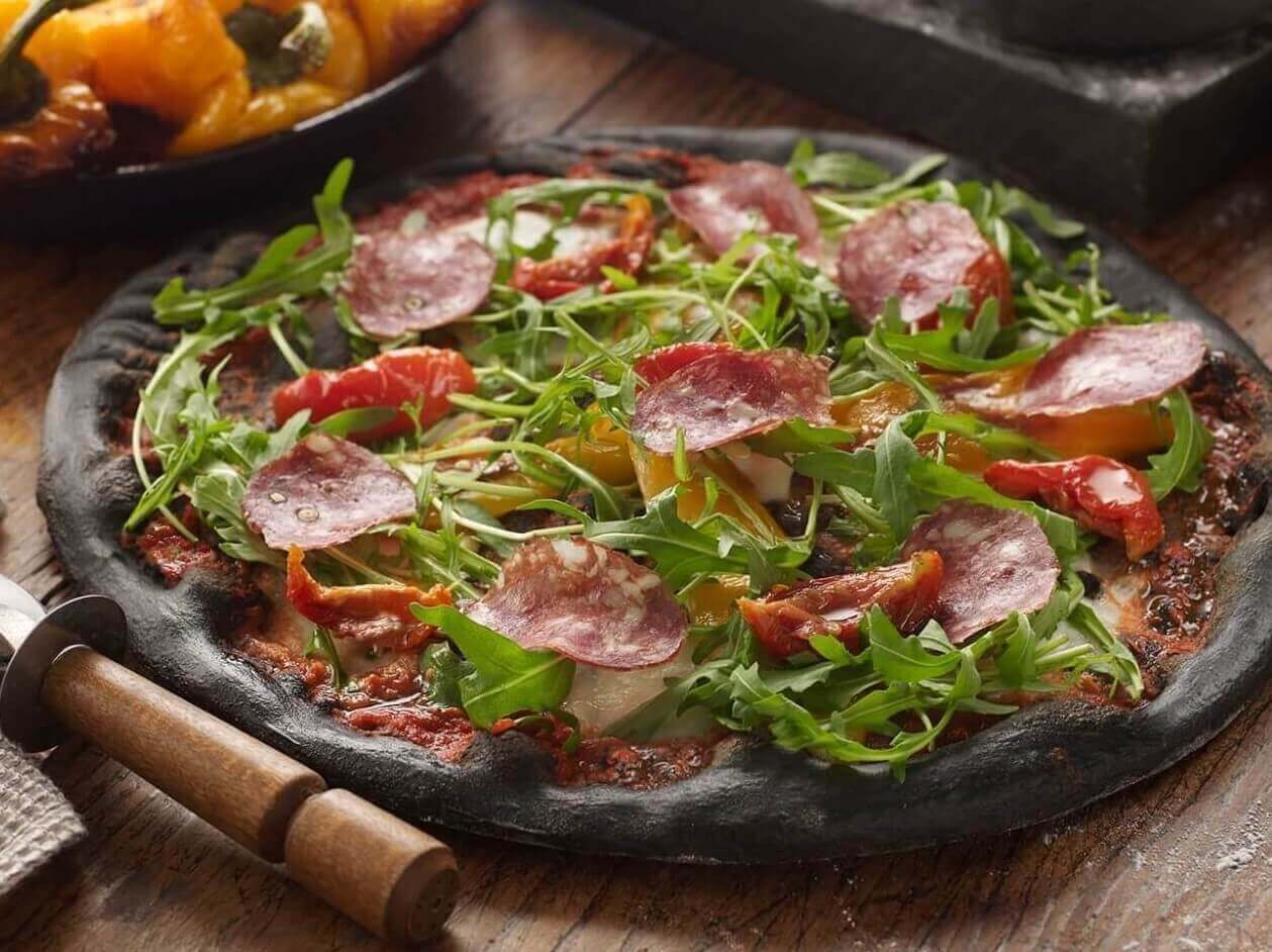 Черная пицца: вкусный и простой рецепт