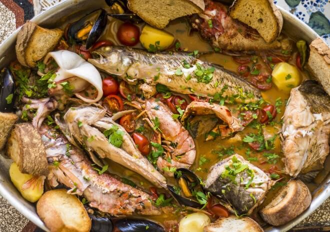 Рыба сарган с овощами и морепродуктами